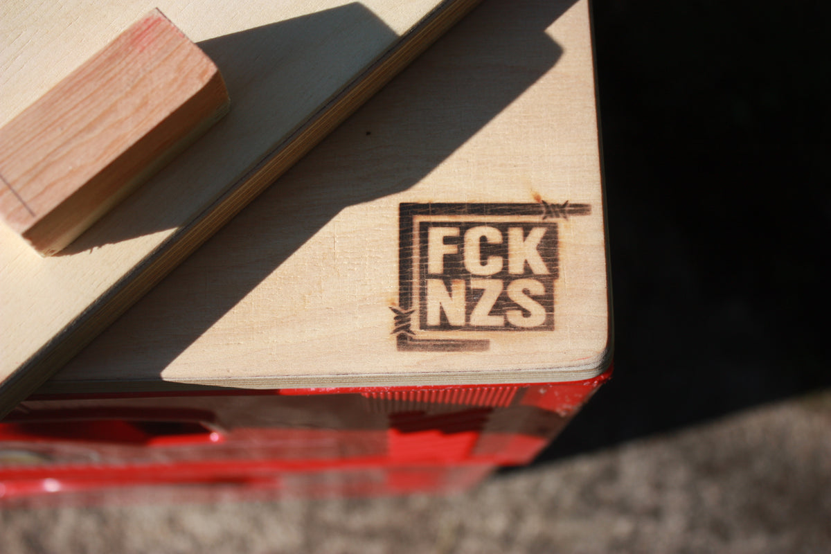 Bankmeister FCK NZS Holzauflage auf Getränkekiste